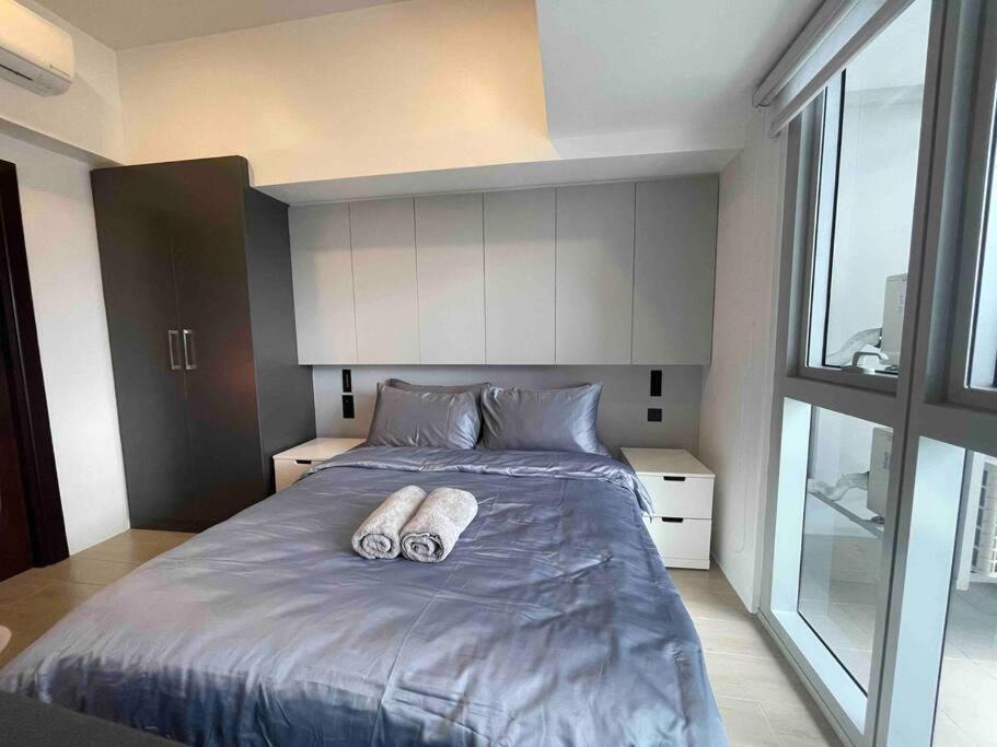 Elegant 1br Uptown Parksuites Bgc 200mbps/ Smart Tv
