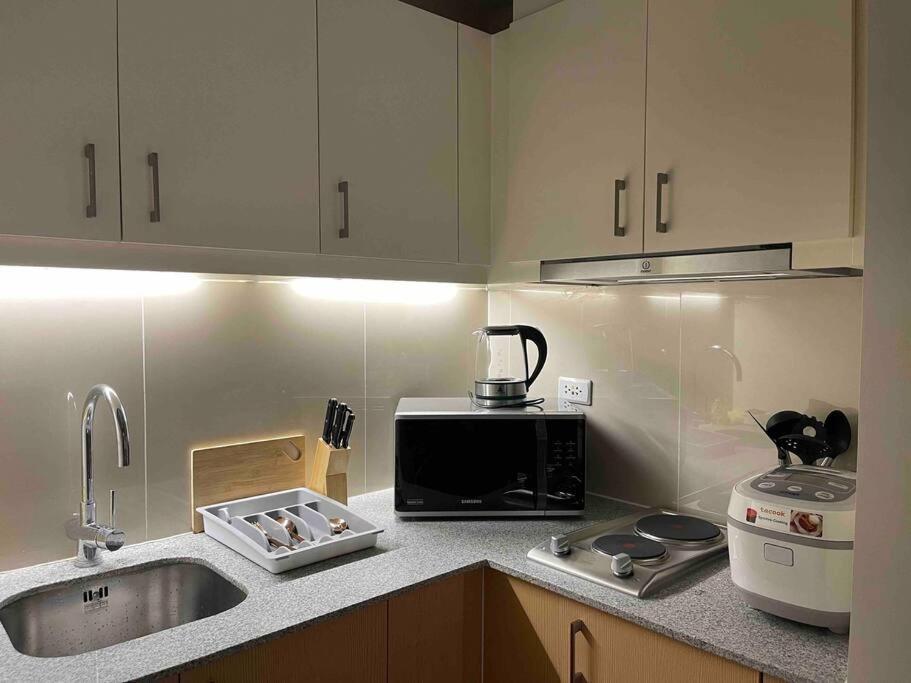 Elegant 1br Uptown Parksuites Bgc 200mbps/ Smart Tv Manila
