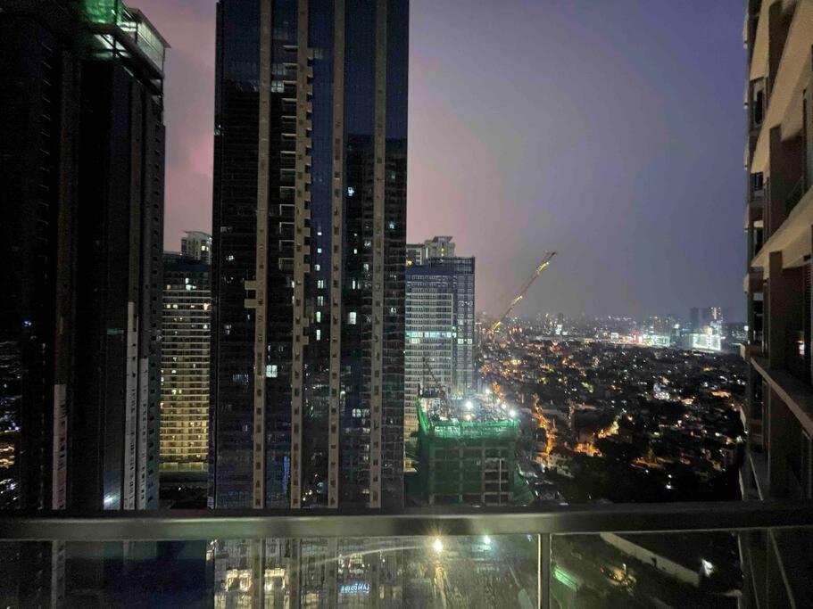 Elegant 1br Uptown Parksuites Bgc 200mbps/ Smart Tv